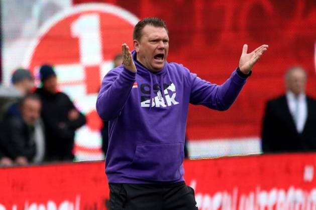 10.03.2024, xmohx, Fussball 2.Bundesliga, 1.FC Kaiserslautern - VfL Osnabrück emspor, v.l. Trainer Coach Uwe Koschinat (VfL Osnabrueck Osnabrück) gestikuliert gibt Anweisungen mit den Armen gestikulieren gives instructions, gesticulate. (DFL DFB REGULATIONS PROHIBIT ANY USE OF PHOTOGRAPHS as IMAGE SEQUENCES and or QUASI-VIDEO) Kaiserslautern
