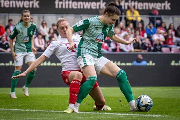 GOOGLE PIXEL Frauen Bundesliga: 1. FC Köln - SV Werder Bremen; 10.03.2024 Janina Hechler (1. FC Köln, 28) und Chiara Hahn (SV Werder Bremen, 21); GOOGLE PIXEL Frauen Bundesliga: 1. FC Köln - SV Werder Bremen; 10.03.2024, 15. Spieltag, am 10.03.2024 im RheinEnergie-Stadion in Köln. DFL REGULATIONS PROHIBIT ANY USE OF PHOTOGRAPHS AS IMAGE SEQUENCES AND OR QUASI-VIDEO. Copyright: xBEAUTIFULxSPORTS LeahxKohringx