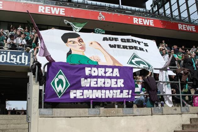 v.li.: Im Fanblock des SV Werder Bremen wird eine Choreografie gezeigt, Banner mizt der Aufschrift Auf geht s Werder, Forza Werder Femminile, Fans, Zuschauer, Ultras, DIE DFB-RICHTLINIEN UNTERSAGEN JEGLICHE NUTZUNG VON FOTOS ALS SEQUENZBILDER UND ODER VIDEOÄHNLICHE FOTOSTRECKEN. DFB REGULATIONS PROHIBIT ANY USE OF PHOTOGRAPHS AS IMAGE SEQUENCES AND OR QUASI-VIDEO., 10.03.2024, Köln (Deutschland), Fussball, Google Pixel Frauen-Bundesliga, 1. FC Köln - SV Werder Bremen