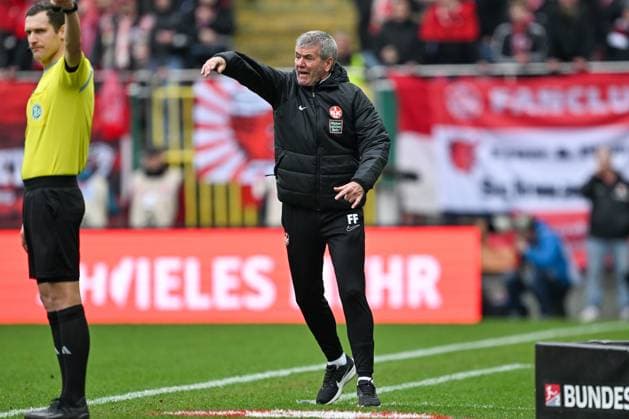 2. Bundesliga - 1. FC Kaiserslautern - VfL Osnabrück am 10.03.2024 im Fritz-Walter-Stadion in Kaiserslautern Trainer Friedhelm Funkel (Kaiserslautern) unzufrieden, enttäuscht, enttaeuscht, niedergeschlagen.