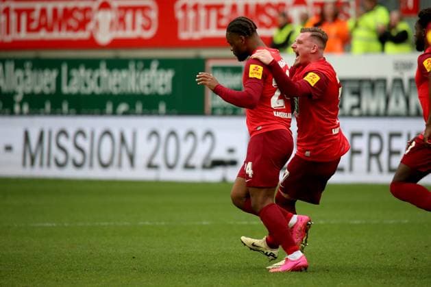 10.03.2024, xmohx, Fussball 2.Bundesliga, 1.FC Kaiserslautern - VfL Osnabrück emspor, v.l. Torjubel nach dem Tor zum celebrating the goal celebrate 2:2 durch Ba-Muaka Simakala (1. FC Kaiserslautern) mit Marlon Ritter (1. FC Kaiserslautern) (DFL DFB REGULATIONS PROHIBIT ANY USE OF PHOTOGRAPHS as IMAGE SEQUENCES and or QUASI-VIDEO) Kaiserslautern