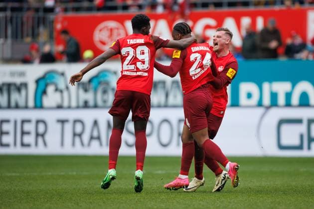 h24 bejubelt den Treffer zum 2:2 mit Richmond Tachie (1.FC Kaiserslautern) und Marlon Ritter (1.FC Kaiserslautern), 1. FC Kaiserslautern vs VFL Osnabrueck, Fussball, 2. Bundesliga, Saison 2023 2024, 10.03.2024 1. FC Kaiserslautern vs VFL Osnabrueck, Fussball, 2. Bundesliga, Saison 2023 2024, 10.03.2024 Kaiserslautern