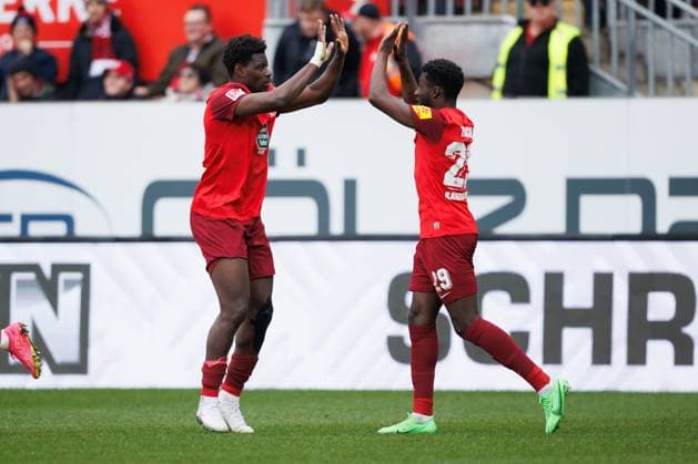 Ragnar Prince Friedel Ache (1.FC Kaiserslautern) bejubelt den Treffer zum 1:1 mit Richmond Tachie (1.FC Kaiserslautern), 1. FC Kaiserslautern vs VFL Osnabrueck, Fussball, 2. Bundesliga, Saison 2023 2024, 10.03.2024 1. FC Kaiserslautern vs VFL Osnabrueck, Fussball, 2. Bundesliga, Saison 2023 2024, 10.03.2024 Kaiserslautern