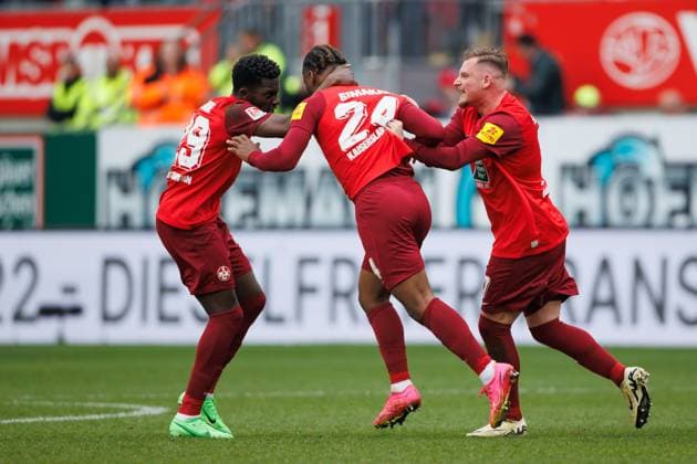 h24 bejubelt den Treffer zum 2:2 mit Richmond Tachie (1.FC Kaiserslautern) und Marlon Ritter (1.FC Kaiserslautern), 1. FC Kaiserslautern vs VFL Osnabrueck, Fussball, 2. Bundesliga, Saison 2023 2024, 10.03.2024 1. FC Kaiserslautern vs VFL Osnabrueck, Fussball, 2. Bundesliga, Saison 2023 2024, 10.03.2024 Kaiserslautern