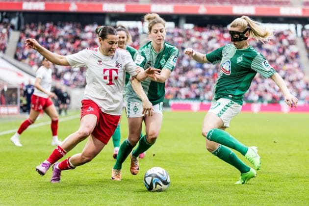 GOOGLE PIXEL Frauen Bundesliga: 1. FC Köln - SV Werder Bremen; 10.03.2024 Zweikampf Carlotta Wamser (1. FC Köln, 30), Saskia Matheis (SV Werder Bremen, 19), Nina Lührßen (SV Werder Bremen, 27) GOOGLE PIXEL Frauen Bundesliga: 1. FC Köln - SV Werder Bremen, Köln, RheinEnergieStadion am 10.03.2024 DFB REGULATIONS PROHIBIT ANY USE OF PHOTOGRAPHS AS IMAGE SEQUENCES AND OR QUASI-VIDEO. Copyright: xBEAUTIFULxSPORTS Wunderlx