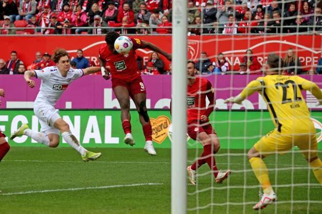 10.03.2024, xmohx, Fussball 2.Bundesliga, 1.FC Kaiserslautern - VfL Osnabrück emspor, v.l. Ragnar Ache (1. FC Kaiserslautern) erzielt das Tor zum scores the goal 1:1 (DFL DFB REGULATIONS PROHIBIT ANY USE OF PHOTOGRAPHS as IMAGE SEQUENCES and or QUASI-VIDEO) Kaiserslautern