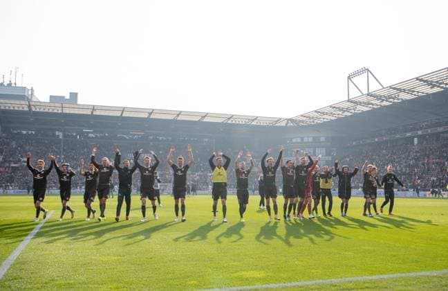 Sport Themen der Woche KW10 Fussball, Herren, Saison 2023 2024, 2. Bundesliga (25. Spieltag), FC St. Pauli - Hertha BSC, St. Pauli jubelt nach Abpfiff mit Fans, 10.03. 2024, *** Soccer, Men, Season 2023 2024, 2 Bundesliga 25 Matchday , FC St Pauli Hertha BSC, St Pauli cheers with fans after the final whistle, 10 03 2024, Copyright: xSebastianxRäppold MatthiasxKochx
