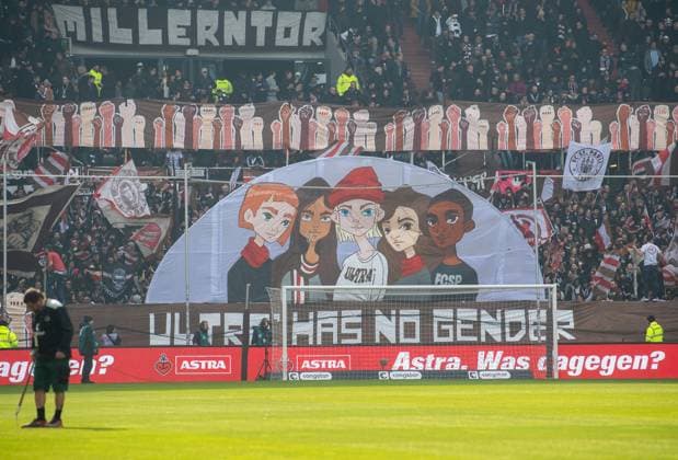 Sport Themen der Woche KW10 Sport Bilder des Tages Fussball, Herren, Saison 2023 2024, 2. Bundesliga (25. Spieltag), FC St. Pauli - Hertha BSC, Fans von St. Pauli mit Choreografie, 10.03. 2024, *** Soccer, Men, Season 2023 2024, 2 Bundesliga 25 Matchday , FC St Pauli Hertha BSC, Fans of St Pauli with choreography, 10 03 2024, Copyright: xSebastianxRäppold MatthiasxKochx