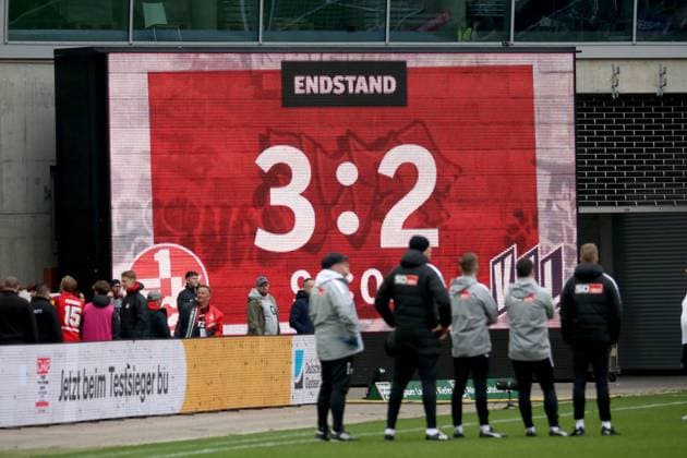 10.03.2024, xmohx, Fussball 2.Bundesliga, 1.FC Kaiserslautern - VfL Osnabrück emspor, v.l. Endergebnis auf der Anzeigetafel (DFL DFB REGULATIONS PROHIBIT ANY USE OF PHOTOGRAPHS as IMAGE SEQUENCES and or QUASI-VIDEO) Kaiserslautern
