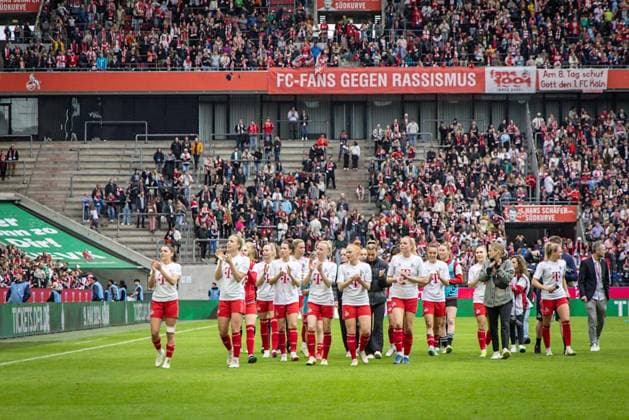 GOOGLE PIXEL Frauen Bundesliga: 1. FC Köln - SV Werder Bremen; 10.03.2024 1. FC Köln Frauen lassen sich von den Fans feiern; GOOGLE PIXEL Frauen Bundesliga: 1. FC Köln - SV Werder Bremen; 10.03.2024, 15. Spieltag, am 10.03.2024 im RheinEnergie-Stadion in Köln. DFL REGULATIONS PROHIBIT ANY USE OF PHOTOGRAPHS AS IMAGE SEQUENCES AND OR QUASI-VIDEO. Copyright: xBEAUTIFULxSPORTS LeahxKohringx