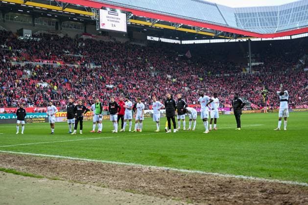 2. Bundesliga - 1. FC Kaiserslautern - VfL Osnabrück am 10.03.2024 im Fritz-Walter-Stadion in Kaiserslautern Das Team des VfL Osnabrück unzufrieden nach der Niederlage.
