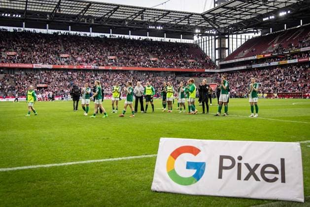 GOOGLE PIXEL Frauen Bundesliga: 1. FC Köln - SV Werder Bremen; 10.03.2024 SV Werder Bremen Frauen bedanken sich bei ihren Fans; GOOGLE PIXEL Frauen Bundesliga: 1. FC Köln - SV Werder Bremen; 10.03.2024, 15. Spieltag, am 10.03.2024 im RheinEnergie-Stadion in Köln. DFL REGULATIONS PROHIBIT ANY USE OF PHOTOGRAPHS AS IMAGE SEQUENCES AND OR QUASI-VIDEO. Copyright: xBEAUTIFULxSPORTS LeahxKohringx