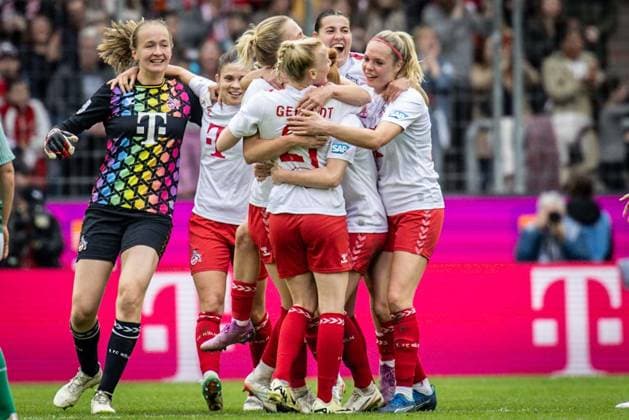 GOOGLE PIXEL Frauen Bundesliga: 1. FC Köln - SV Werder Bremen; 10.03.2024 Jubel über den Sieg durch das entscheidende Tor von Carlotta Wamser (1. FC Köln, 30); GOOGLE PIXEL Frauen Bundesliga: 1. FC Köln - SV Werder Bremen; 10.03.2024, 15. Spieltag, am 10.03.2024 im RheinEnergie-Stadion in Köln. DFL REGULATIONS PROHIBIT ANY USE OF PHOTOGRAPHS AS IMAGE SEQUENCES AND OR QUASI-VIDEO. Copyright: xBEAUTIFULxSPORTS LeahxKohringx