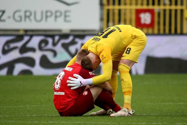 10.03.2024, xmohx, Fussball 2.Bundesliga, 1.FC Kaiserslautern - VfL Osnabrück emspor, v.l. Jubel Freude über ueber den Sieg bei Jean Zimmer (1. FC Kaiserslautern) Julian Krahl (1. FC Kaiserslautern) (DFL DFB REGULATIONS PROHIBIT ANY USE OF PHOTOGRAPHS as IMAGE SEQUENCES and or QUASI-VIDEO) Kaiserslautern