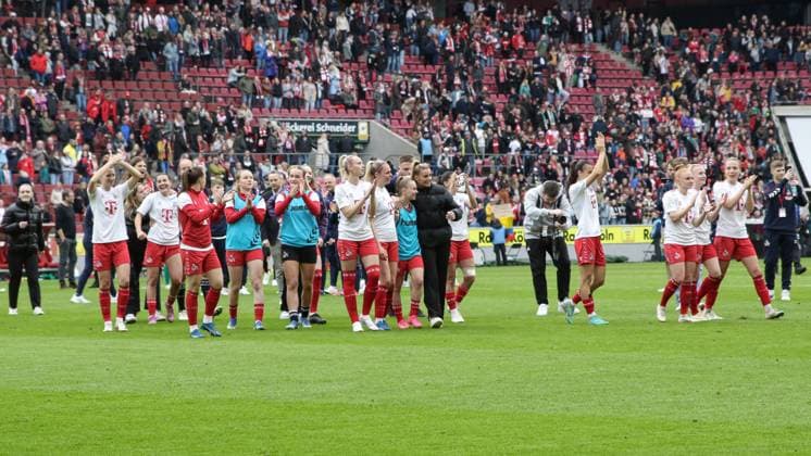 v.li.: Spielerinnen vom 1. FC Köln mit Jubel über den Sieg, Freude über das gewonnene Spiel , DIE DFB-RICHTLINIEN UNTERSAGEN JEGLICHE NUTZUNG VON FOTOS ALS SEQUENZBILDER UND ODER VIDEOÄHNLICHE FOTOSTRECKEN. DFB REGULATIONS PROHIBIT ANY USE OF PHOTOGRAPHS AS IMAGE SEQUENCES AND OR QUASI-VIDEO., 10.03.2024, Köln (Deutschland), Fussball, Google Pixel Frauen-Bundesliga, 1. FC Köln - SV Werder Bremen