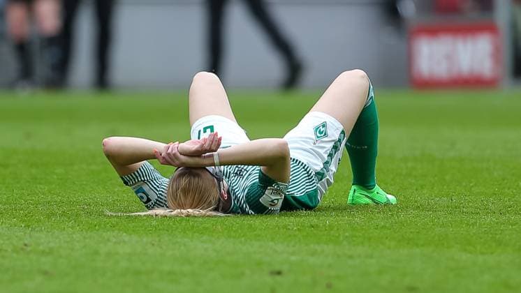 v.li.: Nina Lührßen (SV Werder Bremen, 27) liegt nach dem Abpfiff, Schlusspfiff auf dem Boden, enttäuscht über die Niederlage, Enttäuschung nach dem Schlusspfiff, Abpfiff, Highlight, Verlierer, verloren, Frustration, pessimistisch, DIE DFB-RICHTLINIEN UNTERSAGEN JEGLICHE NUTZUNG VON FOTOS ALS SEQUENZBILDER UND ODER VIDEOÄHNLICHE FOTOSTRECKEN. DFB REGULATIONS PROHIBIT ANY USE OF PHOTOGRAPHS AS IMAGE SEQUENCES AND OR QUASI-VIDEO., 10.03.2024, Köln (Deutschland), Fussball, Google Pixel Frauen-Bundesliga, 1. FC Köln - SV Werder Bremen