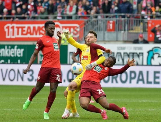 Fussball - 2. Bundesliga - Saison 2023 24 Kaiserslautern - Fritz-Walter-Stadion 10.03.2024 1. FC Kaiserslautern (fck) - VfL Osnabrück (os) 3:2 ,Torwart Philipp KUEHN (VfL Osnabrück), mi, Richmond TACHIE (1. FC Kaiserslautern), li, Ba-Muaka Chance SIMAKALA (1. FC Kaiserslautern) Fussball - 2. Bundesliga - 1. FC Kaiserslautern