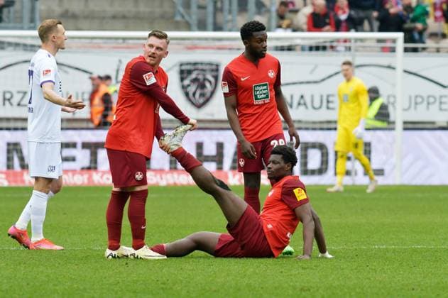 Fussball - 2. Bundesliga - Saison 2023 24 Kaiserslautern - Fritz-Walter-Stadion 10.03.2024 1. FC Kaiserslautern (fck) - VfL Osnabrück (os) 3:2 Ragnar ACHE (1. FC Kaiserslautern), Zweifacher Torschütze hat Krämpfe, Marlon RITTER (1. FC Kaiserslautern) hilft Fussball - 2. Bundesliga - 1. FC Kaiserslautern