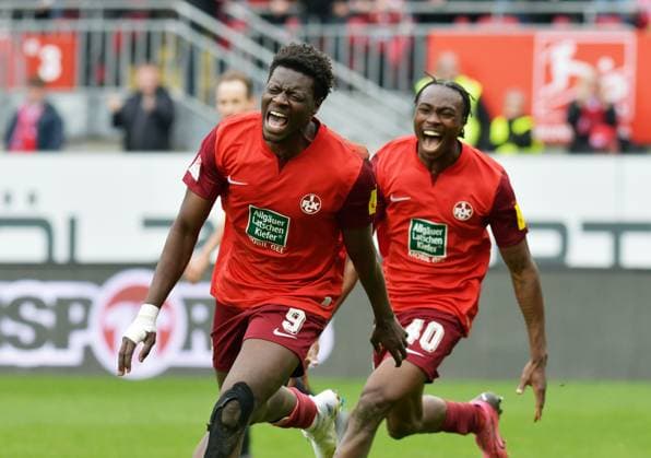 Sport Bilder des Tages Fussball - 2. Bundesliga - Saison 2023 24 Kaiserslautern - Fritz-Walter-Stadion 10.03.2024 1. FC Kaiserslautern (fck) - VfL Osnabrück (os) 3:2 Ragnar ACHE (1. FC Kaiserslautern), nach dem 3:2, dahinter Dickson ABIAMA (1. FC Kaiserslautern) Fussball - 2. Bundesliga - 1. FC Kaiserslautern
