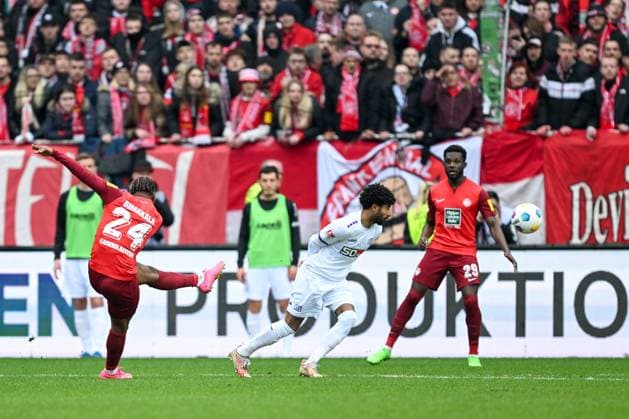 2. Bundesliga - 1. FC Kaiserslautern - VfL Osnabrück am 10.03.2024 im Fritz-Walter-Stadion in Kaiserslautern Tor zum 2:2. Torschuetze Torschütze Ba-Muaka Simakala (Kaiserslautern) mit dem Treffer zum 2:2