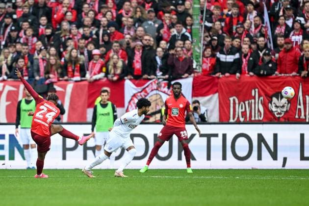 2. Bundesliga - 1. FC Kaiserslautern - VfL Osnabrück am 10.03.2024 im Fritz-Walter-Stadion in Kaiserslautern Tor zum 2:2. Torschuetze Torschütze Ba-Muaka Simakala (Kaiserslautern) mit dem Treffer zum 2:2