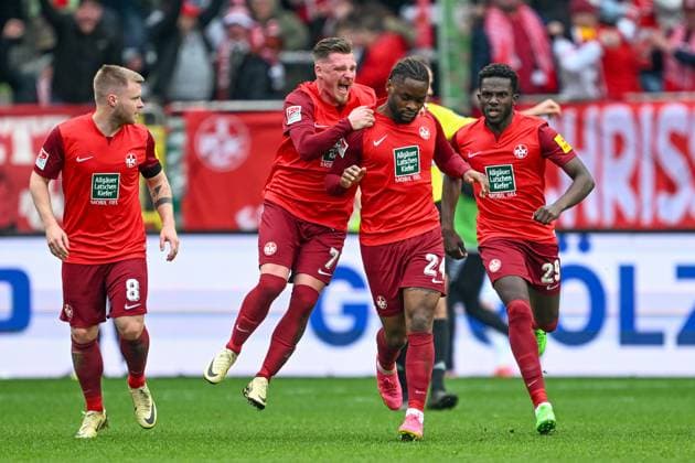 2. Bundesliga - 1. FC Kaiserslautern - VfL Osnabrück am 10.03.2024 im Fritz-Walter-Stadion in Kaiserslautern Ba-Muaka Simakala (Kaiserslautern) jubelt verhalten nach seinem Tor zum 2:2 mit Marlon Ritter (Kaiserslautern).