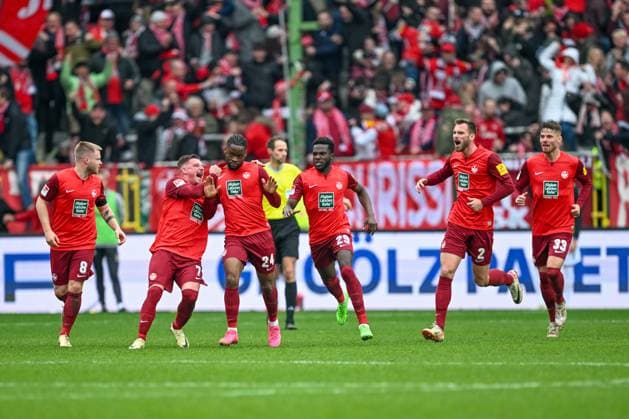 2. Bundesliga - 1. FC Kaiserslautern - VfL Osnabrück am 10.03.2024 im Fritz-Walter-Stadion in Kaiserslautern Ba-Muaka Simakala (Kaiserslautern) jubelt verhalten nach seinem Tor zum 2:2 mit Marlon Ritter (Kaiserslautern).