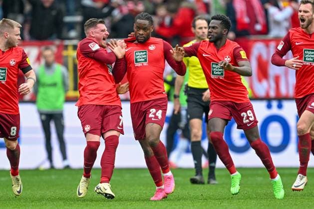 2. Bundesliga - 1. FC Kaiserslautern - VfL Osnabrück am 10.03.2024 im Fritz-Walter-Stadion in Kaiserslautern Ba-Muaka Simakala (Kaiserslautern) jubelt verhalten nach seinem Tor zum 2:2 mit Marlon Ritter (Kaiserslautern) und Richmond Tachie (Kaiserslautern).