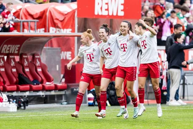 GOOGLE PIXEL Frauen Bundesliga: 1. FC Köln - SV Werder Bremen; 10.03.2024 Glückliche Gesichter nach dem Sieg: Laura Vogt (1. FC Köln, 8), Sara Agrez (1. FC Köln, 4), Natalia Padilla-Bidas (1. FC Köln, 22), Martyna Wiankowska (1. FC Köln, 26) GOOGLE PIXEL Frauen Bundesliga: 1. FC Köln - SV Werder Bremen, Köln, RheinEnergieStadion am 10.03.2024 DFB REGULATIONS PROHIBIT ANY USE OF PHOTOGRAPHS AS IMAGE SEQUENCES AND OR QUASI-VIDEO. Copyright: xBEAUTIFULxSPORTS Wunderlx