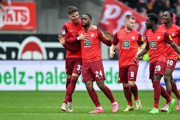 2. Bundesliga - 1. FC Kaiserslautern - VfL Osnabrück am 10.03.2024 im Fritz-Walter-Stadion in Kaiserslautern Ba-Muaka Simakala (Kaiserslautern) jubelt verhalten nach seinem Tor zum 2:2 mit Jan Elvedi (Kaiserslautern).
