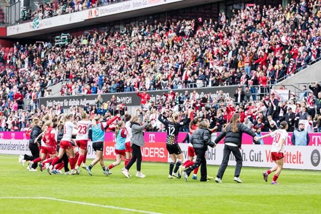 GOOGLE PIXEL Frauen Bundesliga: 1. FC Köln - SV Werder Bremen; 10.03.2024 Die Spielerinnen des 1. FC Köln feiern den Sieg mit den Fans GOOGLE PIXEL Frauen Bundesliga: 1. FC Köln - SV Werder Bremen, Köln, RheinEnergieStadion am 10.03.2024 DFB REGULATIONS PROHIBIT ANY USE OF PHOTOGRAPHS AS IMAGE SEQUENCES AND OR QUASI-VIDEO. Copyright: xBEAUTIFULxSPORTS Wunderlx