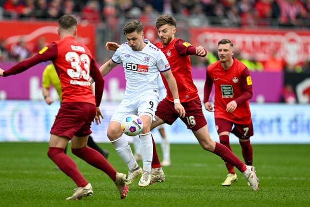 2. Bundesliga - 1. FC Kaiserslautern - VfL Osnabrück am 10.03.2024 im Fritz-Walter-Stadion in Kaiserslautern Erik Engelhardt (Osnabrueck) im Zweikampf gegen Julian Niehues (Kaiserslautern).