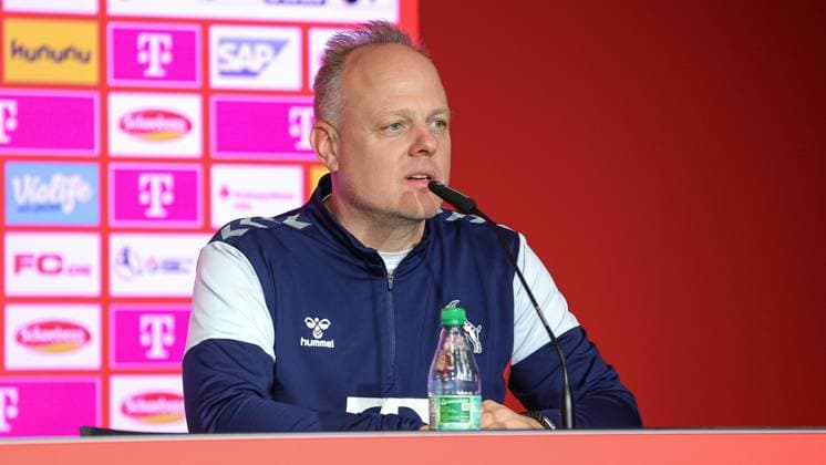 v.li.: Daniel Weber (Trainer, 1. FC Köln) während der Pressekonferenz, DIE DFB-RICHTLINIEN UNTERSAGEN JEGLICHE NUTZUNG VON FOTOS ALS SEQUENZBILDER UND ODER VIDEOÄHNLICHE FOTOSTRECKEN. DFB REGULATIONS PROHIBIT ANY USE OF PHOTOGRAPHS AS IMAGE SEQUENCES AND OR QUASI-VIDEO., 10.03.2024, Köln (Deutschland), Fussball, Google Pixel Frauen-Bundesliga, 1. FC Köln - SV Werder Bremen