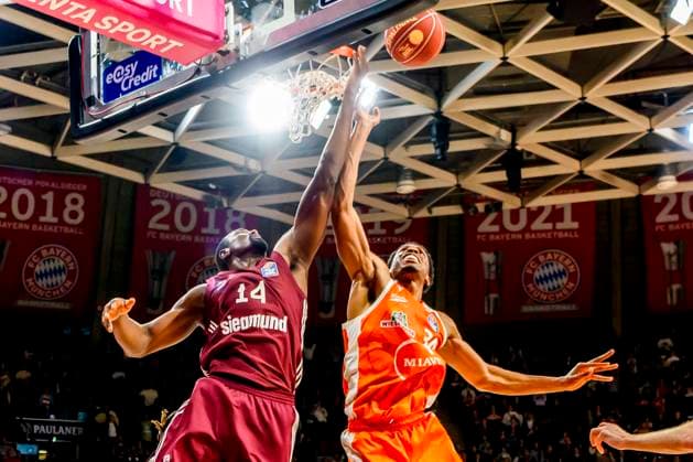 Sport Themen der Woche KW10 Sport Bilder des Tages GER, easy credit BBl, FC Bayern Muenchen Basketball vs. SC Rasta Vechta 10.03.2024, BMW Park, Muenchen, GER, easy credit BBl, FC Bayern Muenchen Basketball vs. SC Rasta Vechta, im Bild Serge Ibaka (FCB 14) Richmond Aririguzoh (Vechta 34) *** GER, easy credit BBl, FC Bayern Muenchen Basketball vs SC Rasta Vechta 10 03 2024, BMW Park, Muenchen, GER, easy credit BBl, FC Bayern Muenchen Basketball vs SC Rasta Vechta, in the picture Serge Ibaka FCB 14 Richmond Aririguzoh Vechta 34 nordphotoxGmbHx xStraubmeier nph00004