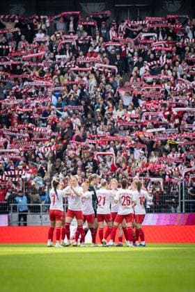 GOOGLE PIXEL Frauen Bundesliga: 1. FC Köln - SV Werder Bremen; 10.03.2024 Vor dem Anpfiff vor der Südkurve: Die Mannschaft des 1. FC Köln Frauen; GOOGLE PIXEL Frauen Bundesliga: 1. FC Köln - SV Werder Bremen; 10.03.2024, 15. Spieltag, am 10.03.2024 im RheinEnergie-Stadion in Köln. DFL REGULATIONS PROHIBIT ANY USE OF PHOTOGRAPHS AS IMAGE SEQUENCES AND OR QUASI-VIDEO. Copyright: xBEAUTIFULxSPORTS LeahxKohringx