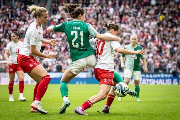 GOOGLE PIXEL Frauen Bundesliga: 1. FC Köln - SV Werder Bremen; 10.03.2024 Chiara Hahn (SV Werder Bremen, 21) und Carlotta Wamser (1. FC Köln, 30); GOOGLE PIXEL Frauen Bundesliga: 1. FC Köln - SV Werder Bremen; 10.03.2024, 15. Spieltag, am 10.03.2024 im RheinEnergie-Stadion in Köln. DFL REGULATIONS PROHIBIT ANY USE OF PHOTOGRAPHS AS IMAGE SEQUENCES AND OR QUASI-VIDEO. Copyright: xBEAUTIFULxSPORTS LeahxKohringx
