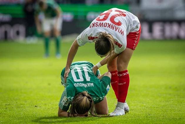 GOOGLE PIXEL Frauen Bundesliga: 1. FC Köln - SV Werder Bremen; 10.03.2024 Martyn?? Wiankowska (1. FC Köln, 26) kümmert sich nach einem Foul um Tuana Mahmoud (SV Werder Bremen, 10); GOOGLE PIXEL Frauen Bundesliga: 1. FC Köln - SV Werder Bremen; 10.03.2024, 15. Spieltag, am 10.03.2024 im RheinEnergie-Stadion in Köln. DFL REGULATIONS PROHIBIT ANY USE OF PHOTOGRAPHS AS IMAGE SEQUENCES AND OR QUASI-VIDEO. Copyright: xBEAUTIFULxSPORTS LeahxKohringx