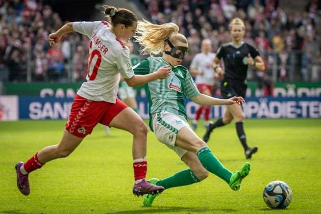 GOOGLE PIXEL Frauen Bundesliga: 1. FC Köln - SV Werder Bremen; 10.03.2024 Carlotta Wamser (1. FC Köln, 30) und Nina Lührssen (SV Werder Bremen, 27); GOOGLE PIXEL Frauen Bundesliga: 1. FC Köln - SV Werder Bremen; 10.03.2024, 15. Spieltag, am 10.03.2024 im RheinEnergie-Stadion in Köln. DFL REGULATIONS PROHIBIT ANY USE OF PHOTOGRAPHS AS IMAGE SEQUENCES AND OR QUASI-VIDEO. Copyright: xBEAUTIFULxSPORTS LeahxKohringx