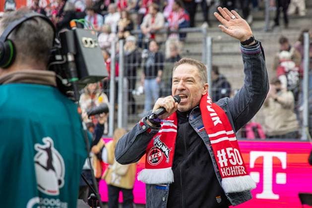 GOOGLE PIXEL Frauen Bundesliga: 1. FC Köln - SV Werder Bremen; 10.03.2024 Musik-Act vor dem Spiel: Die Höhner mit ihrem Sänger Patrick Lück; GOOGLE PIXEL Frauen Bundesliga: 1. FC Köln - SV Werder Bremen; 10.03.2024, 15. Spieltag, am 10.03.2024 im RheinEnergie-Stadion in Köln. DFL REGULATIONS PROHIBIT ANY USE OF PHOTOGRAPHS AS IMAGE SEQUENCES AND OR QUASI-VIDEO. Copyright: xBEAUTIFULxSPORTS LeahxKohringx