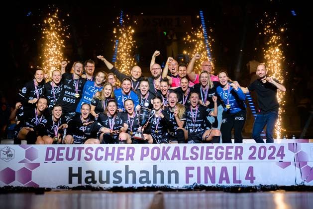 Bilder des Jahres 2024, Sport 03 März Sport Themen der Woche KW10 Stuttgart, Deutschland 10. Maerz 2024: HBF - Pokal Final 4 - Finale - TuS Metzingen - SG BBM Bietigheim Pokalsieger 2024, die Mannschaft von Metzingen, Schlussjubel Schlußjubel Emotion Freude Siegerfoto, Gruppenfoto Stuttgart Porsche Arena Baden-Württemberg Deutschland *** Stuttgart, Germany 10 March 2024 HBF Cup Final 4 Final TuS Metzingen SG BBM Bietigheim Cup Winner 2024, the team from Metzingen, final cheer final cheer emotion joy winner photo, group photo Stuttgart Porsche Arena Baden Württemberg Germany