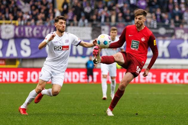 Julian Niehues (1.FC Kaiserslautern) im Zweikampf mit Charalambos Makridis (VFL Osnabrueck), 1. FC Kaiserslautern vs VFL Osnabrueck, Fussball, 2. Bundesliga, Saison 2023 2024, 10.03.2024 1. FC Kaiserslautern vs VFL Osnabrueck, Fussball, 2. Bundesliga, Saison 2023 2024, 10.03.2024 Kaiserslautern