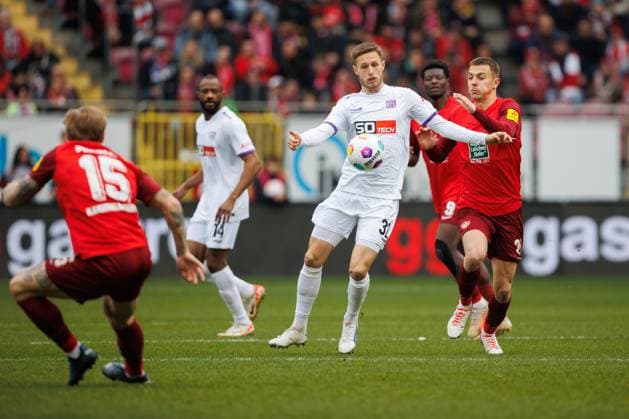 Filip Kaloc (1.FC Kaiserslautern) im Zweikampf mit Jannes Wulff (VFL Osnabrueck), 1. FC Kaiserslautern vs VFL Osnabrueck, Fussball, 2. Bundesliga, Saison 2023 2024, 10.03.2024 1. FC Kaiserslautern vs VFL Osnabrueck, Fussball, 2. Bundesliga, Saison 2023 2024, 10.03.2024 Kaiserslautern