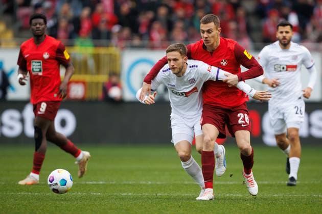 Filip Kaloc (1.FC Kaiserslautern) im Zweikampf mit Jannes Wulff (VFL Osnabrueck), 1. FC Kaiserslautern vs VFL Osnabrueck, Fussball, 2. Bundesliga, Saison 2023 2024, 10.03.2024 1. FC Kaiserslautern vs VFL Osnabrueck, Fussball, 2. Bundesliga, Saison 2023 2024, 10.03.2024 Kaiserslautern