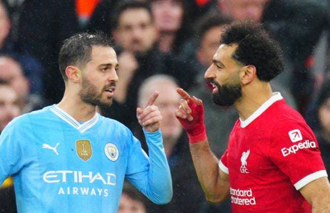 Sport Themen der Woche KW10 Sport Bilder des Tages Bernardo Silva of Manchester City and Mohammed Salah of Liverpool point to one another as they talk Liverpool v Manchester City, Premier League, Football, Anfield, Liverpool, UK - 10 Mar 2024 EDITORIAL USE ONLY No use with unauthorised audio, video, data, fixture lists, club league logos or live services. Online in-match use limited to 120 images, no video emulation. No use in betting, games or single club league player publications.  Copyright: xJavierxGarcia Shutterstockx 14381513cx