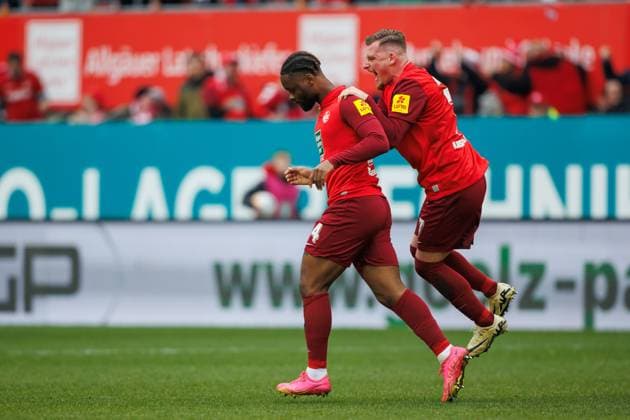 Ba Muaka Chance Simakala (1.FC Kaiserslautern) bejubelt den Treffer zum 2:2 mit Marlon Ritter (1.FC Kaiserslautern), 1. FC Kaiserslautern vs VFL Osnabrueck, Fussball, 2. Bundesliga, Saison 2023 2024, 10.03.2024 1. FC Kaiserslautern vs VFL Osnabrueck, Fussball, 2. Bundesliga, Saison 2023 2024, 10.03.2024 Kaiserslautern