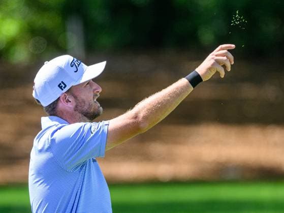 March 10, 2024: Lee Hodges tosses grass in the air to test the wind from the first fairway during final round of the Arnold Palmer Invitational presented by Mastercard held at Arnold Palmer s Bay Hill Club & Lodge in Orlando, FL. Romeo T Guzman CSM. Orlando USA - ZUMAcg2_ 20240310_faf_cg2_039 Copyright: xRomeoxGuzmanx