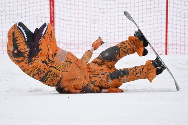 Sport Themen der Woche KW10 Russia Alpine Skiing Festival 8638386 10.03.2024 A snowboarder takes part in the Steep Descent alpine skiing and snowboard festival outside the Kazan Kremlin in Kazan, Republic of Tatarstan, Russia. Maksim Bogodvid Sputnik Kazan Republic of Tatarstan Russia  Copyright: xMaksimxBogodvidx