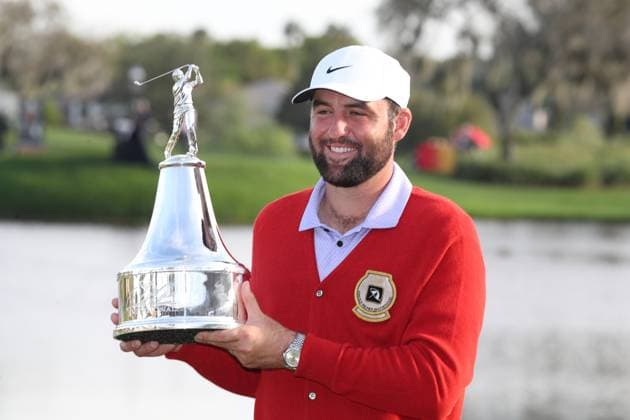 ORLANDO, FL - MARCH 10: PGA, Golf Herren golfer Scottie Scheffler poses with the trophy and in the red cardigan sweater after winning the Arnold Palmer Invitational presented by MasterCard at the Arnold Palmer s Bay Hill Club & Lodge on March 10, 2024, in Orlando, Florida. (Photo by Brian Spurlock Icon Sportswire) GOLF: MAR 10 PGA Arnold Palmer Invitational presented by Mastercard EDITORIAL USE ONLY Icon24031033