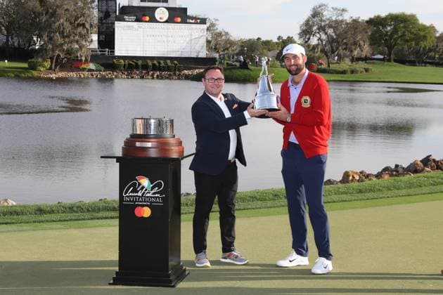 ORLANDO, FL - MARCH 10: PGA, Golf Herren golfer Scottie Scheffler is presented the trophy by MasterCard executive after winning the Arnold Palmer Invitational presented by MasterCard at the Arnold Palmer s Bay Hill Club & Lodge on March 10, 2024, in Orlando, Florida. (Photo by Brian Spurlock Icon Sportswire) GOLF: MAR 10 PGA Arnold Palmer Invitational presented by Mastercard EDITORIAL USE ONLY Icon24031041