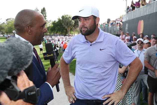 ORLANDO, FL - MARCH 10: PGA, Golf Herren golfer Scottie Scheffler does a tv interview after winning the Arnold Palmer Invitational presented by MasterCard at the Arnold Palmer s Bay Hill Club & Lodge on March 10, 2024, in Orlando, Florida. (Photo by Brian Spurlock Icon Sportswire) GOLF: MAR 10 PGA Arnold Palmer Invitational presented by Mastercard EDITORIAL USE ONLY Icon24031044